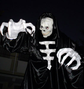 Halloween skeleton stiltwalker from circusperformers.co.uk and aurorascarnival.co.uk