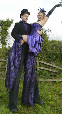Purple couple Fantastico stiltwalkers