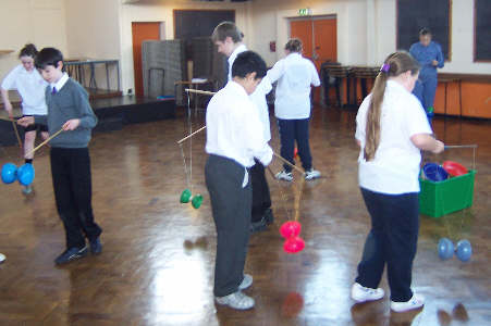 Children learning the diabolo in a circusskills workshop. 