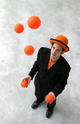 Matt Hennem juggling 5 balls